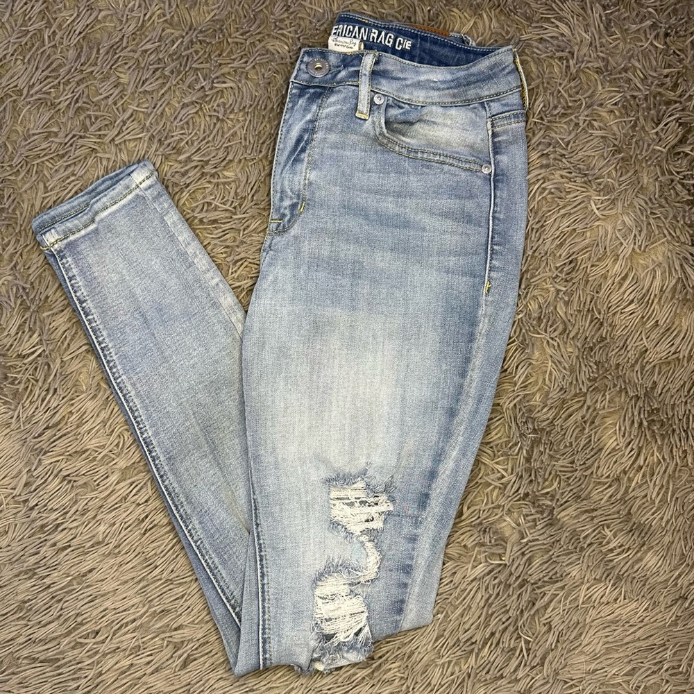 ~Light Wash Ripped Skinny Jeans